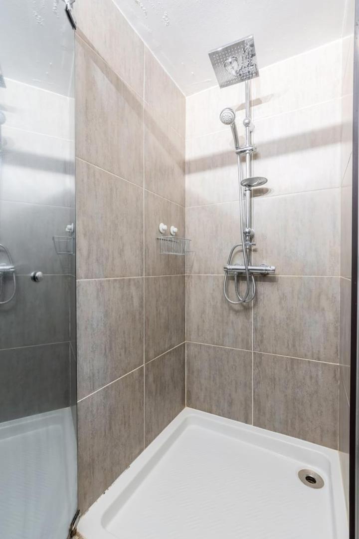 Spacious Apartment W Private Parking In Old Lila Exterior foto